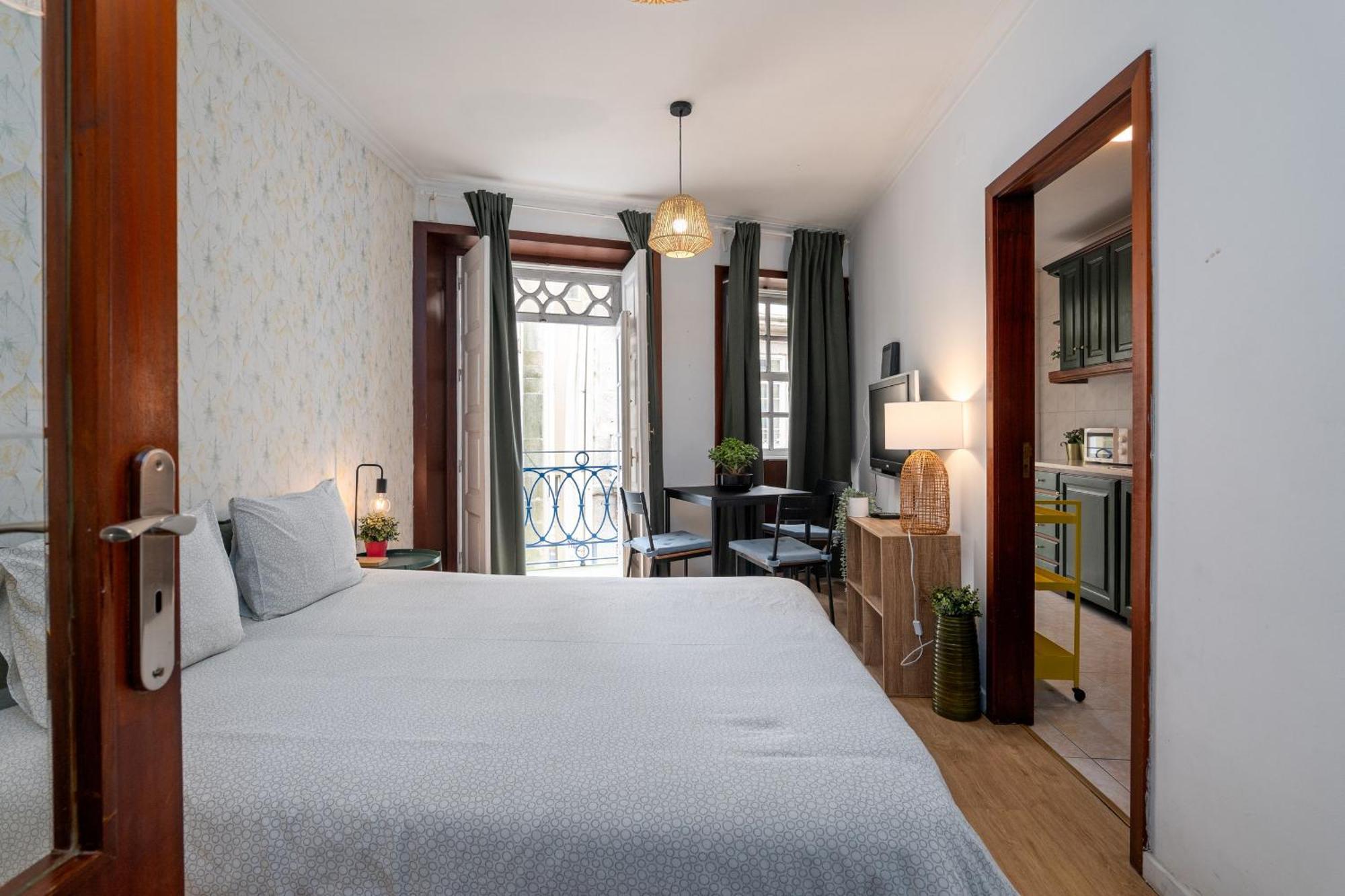 Renovated Feb25 Clerigos Cozy Balcony With Self Check In Apartment Порто Екстериор снимка