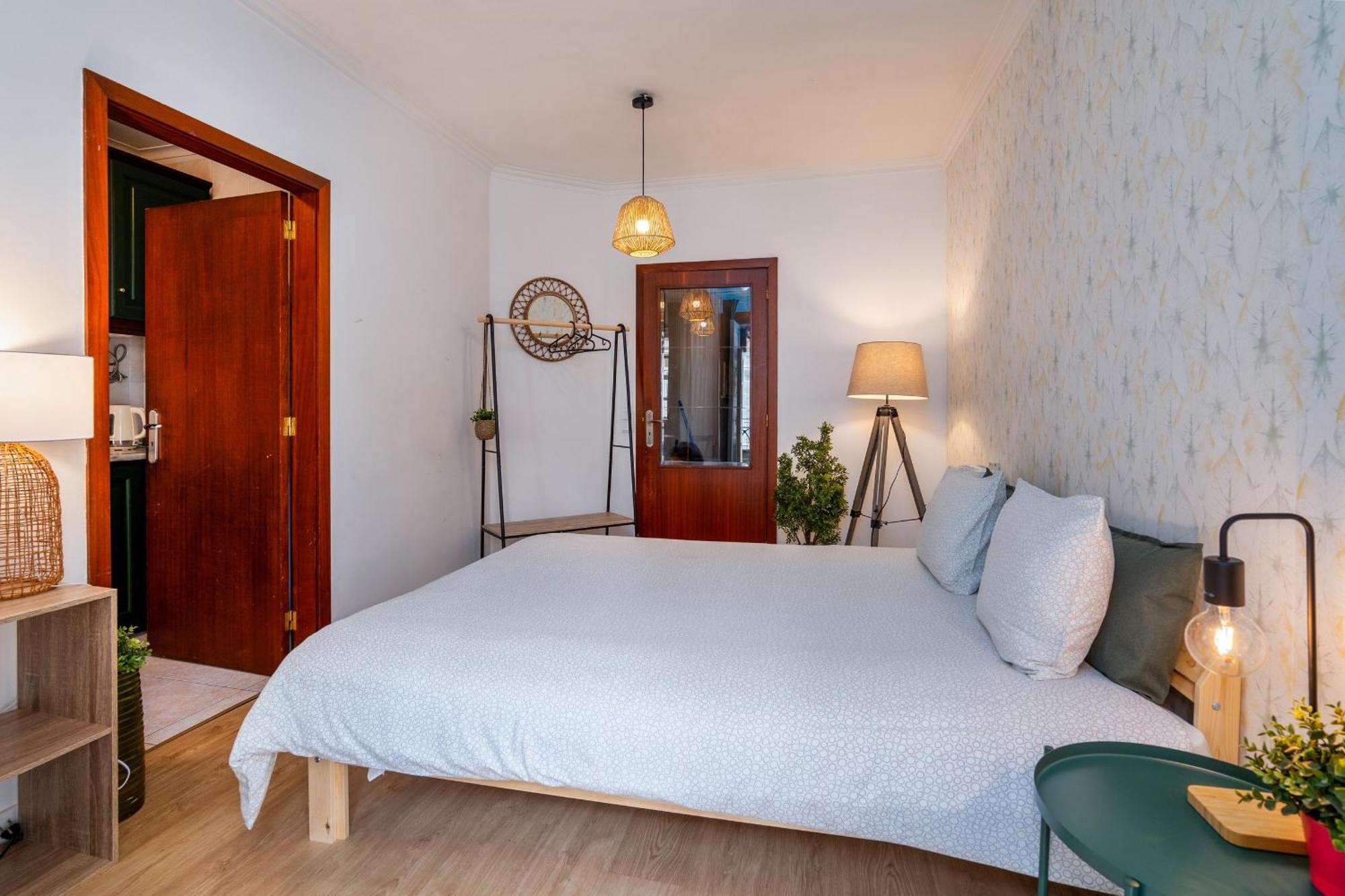 Renovated Feb25 Clerigos Cozy Balcony With Self Check In Apartment Порто Екстериор снимка